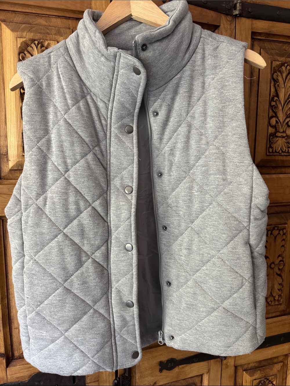 BE COOL Quilted Sleeveless Knit Vest in Light Gray